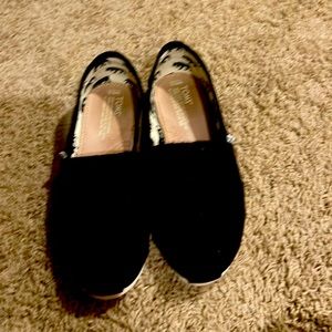 Toms black shoe 8.5 wide